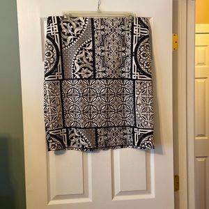 Black and white pencil skirt with slit in the back